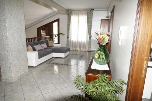 Posedenie v ubytovaní Villa esclusiva con piscina privata e vista Etna