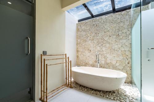 Ένα μπάνιο στο ESTUVILLA by Serenity