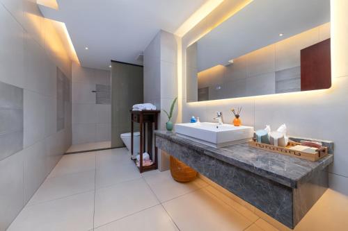 Un baño con lavabo e inodoro en Serene Peaks Courtyard-Free pick-up-Free Laundry, en Fenghuang