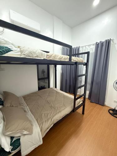 una camera con due letti a castello in una stanza di WedStays 1 