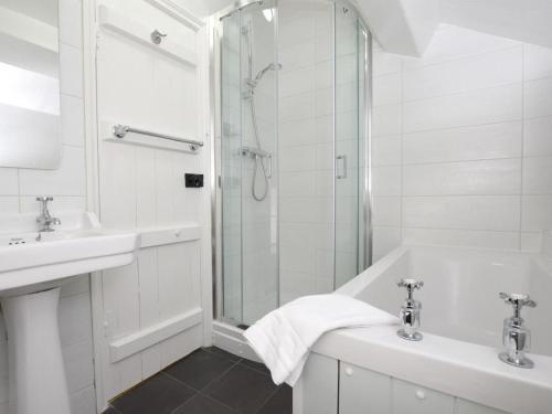 Phòng tắm tại 2 Bed in Hawkshead Village LLH35