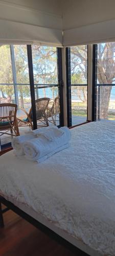 Postel nebo postele na pokoji v ubytování Beachfront Seagulls on Shoalhaven