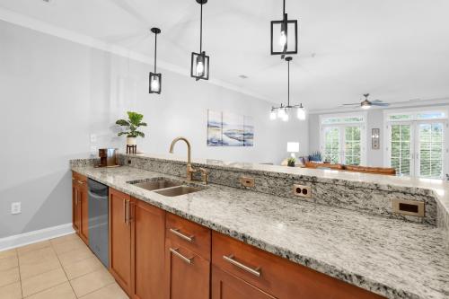 The Juliette by AvantStay في سافانا: مطبخ مع حوض وطاولة عمل