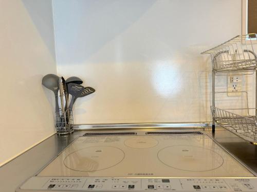 una cucina con piano di lavoro e lavandino di OKINAWA POOLWILLA ONNA 4A - Vacation STAY 06955v a Baba