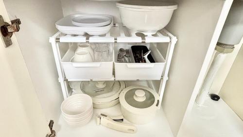 ein Badezimmer mit Toilette und etwas Geschirr in der Unterkunft Good One Awaji Accessia 301 in Osaka