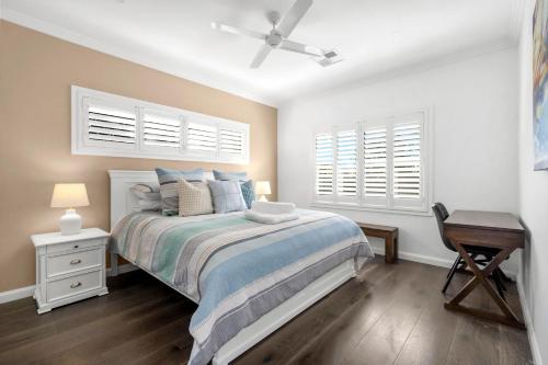 Giường trong phòng chung tại Acorn Cottage in Berry