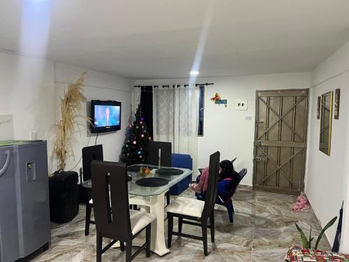 una sala de estar con un árbol de Navidad y una mesa y sillas en Casa Linda, en Armenia