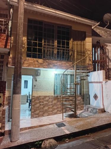 una casa en construcción por la noche en Casa Linda, en Armenia