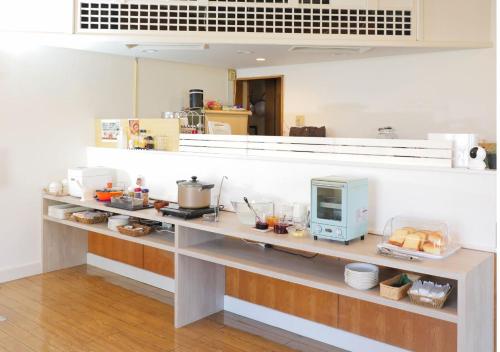 a kitchen with a counter with a microwave at ホテルグリーンヒル美浜 in Mihana