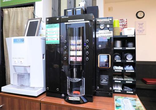 aounter with a display of a coffee machine and other items at ホテルグリーンヒル美浜 in Mihana