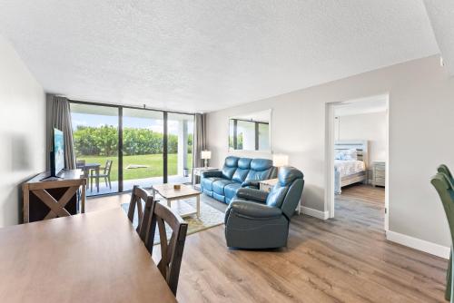 Χώρος καθιστικού στο Cape Winds by Happy Palm Stays