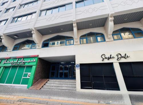 ein Gebäude mit dem Eingang zu einer Kurklinik in der Unterkunft PrimeLuxe Stay by Lavishhub in Abu Dhabi