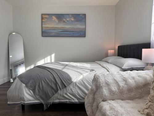 a bedroom with a bed and a painting on the wall at Cozy Home near Beaches, LAX, SoFi, Intuit Dome,405 in Hawthorne