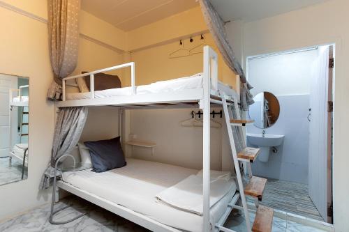 Giường trong phòng chung tại Take a Rest Donmueang