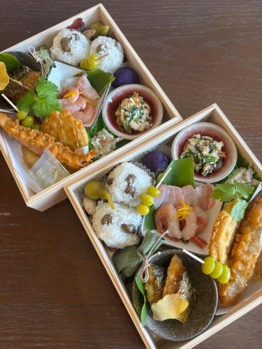 deux boîtes remplies de différents types de denrées alimentaires sur une table dans l'établissement sorahama, à Tottori