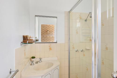 Et badeværelse på Allamar Motel