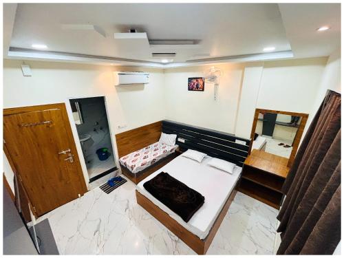 Ένα ή περισσότερα κρεβάτια σε δωμάτιο στο Indra Nagar Road Hotel Premium Aadi # Shree Palace Near Railway Station # Mahakaleshwar Jyotirlinga - Restaurant And Parking Facilities - Fully Air Conditioning Rooms - Best Hotel In Ujjain