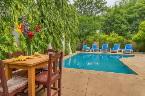 Πισίνα στο ή κοντά στο Looking Good Surf House San Juan del Sur