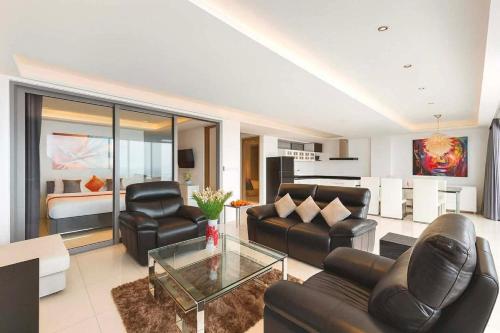 ein Wohnzimmer mit 2 Ledersesseln und einem Tisch in der Unterkunft The View Kata Karon in Kata Beach