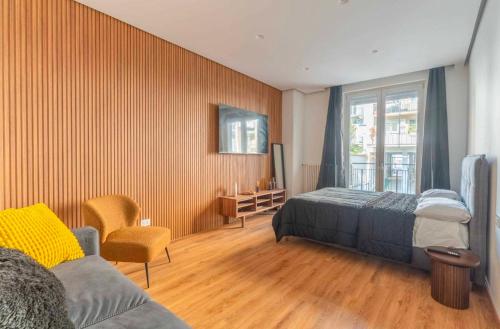 Giường trong phòng chung tại Urban Luxe Apartments