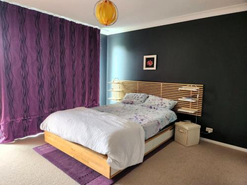 Ένα ή περισσότερα κρεβάτια σε δωμάτιο στο Kiama Downs Oasis with Pool, Spa & Sauna