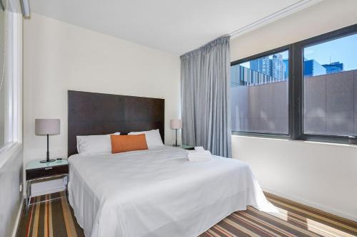 Giường trong phòng chung tại Central City Suite Steps to Bourke & Swanston