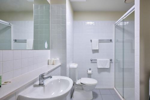 Phòng tắm tại Central City Suite Steps to Bourke & Swanston