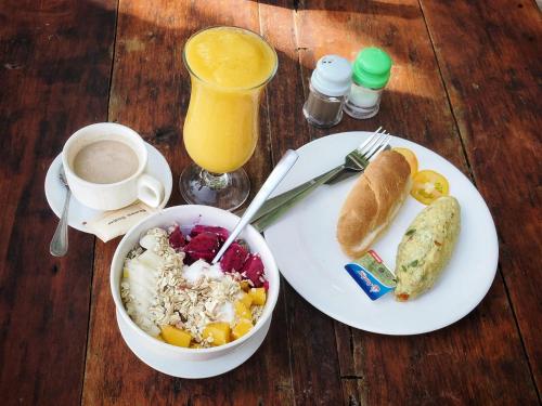 Palm & Pepper - Koh Rong في سيهانوكفيل: طاولة مع وعاء من الحبوب وطبق من الطعام