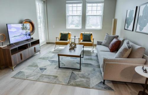 Una sala de estar con un sofá y un televisor en Bayswater, en Burlingame