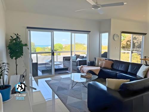 Χώρος καθιστικού στο Modern Coastal with Sparkling Sea Views in Victor Harbor