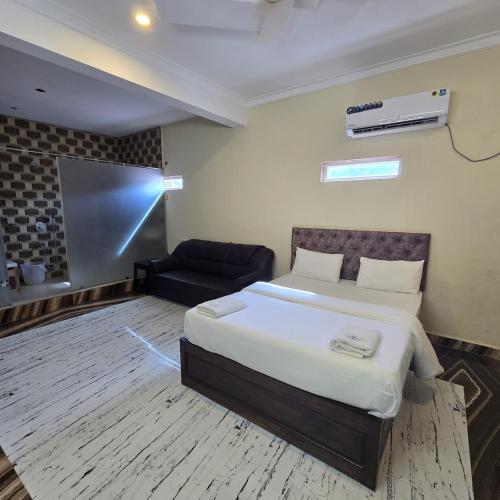 una camera da letto con un letto grande e un divano di Natures Harmony Resort a Polem