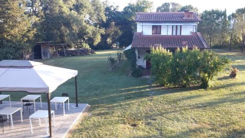 a house with a table and chairs in a yard at Artenatura BeB in Terranuova Bracciolini