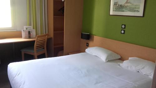 En eller flere senge i et værelse på Hôtel Vert