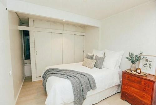 Ένα ή περισσότερα κρεβάτια σε δωμάτιο στο Cozy 2 Bedroom Unit Near the Beach Kohimarama