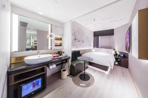 Ліжко або ліжка в номері CitiGO Hotel Yuexiu Ouzhuang MTR Station Ghuangzhou - Free shuttle between hotel and Exhibition Center during Canton Fair