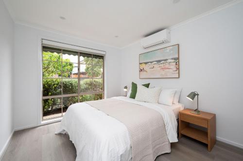 Postel nebo postele na pokoji v ubytování Westside Lake and Bay - Altona