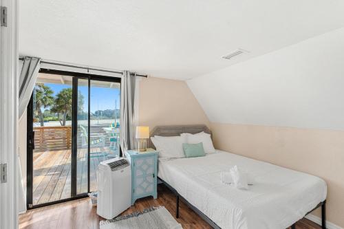 Un dormitorio con una cama y un balcón. en 2570 Vernon Drive, en Palm Bay