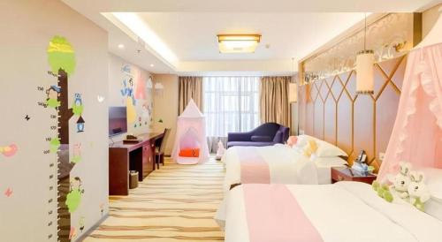 成都VX Hotel Chengdu Jiaolong Port Haibin的儿童卧室配有两张床和电视