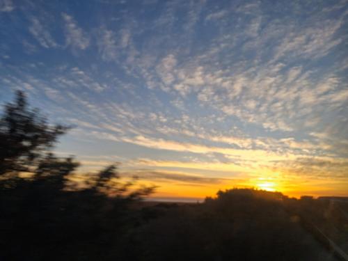 O nascer ou o pôr do sol visto a partir da casa de hóspedes