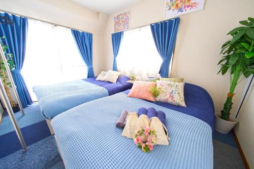 two twin beds in a room with blue sheets at Belmont 301 3min to Station Easy Access Ueno Asakusa Skytree Sleeps 5 in Tokyo