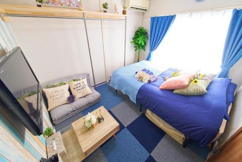 a small room with a bed and a couch at Belmont 302 3min to Station Easy Access Ueno Asakusa Skytree Sleeps 5 in Tokyo