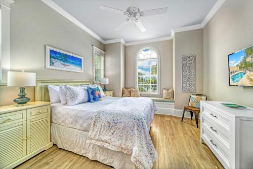 Un dormitorio con una cama y una ventana en The Key Canal - 455, en Siesta Key