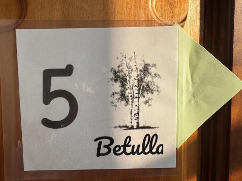 a sign with a tree and the number five at La Locanda della Mandria 1 in Venaria Reale