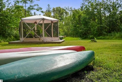 Κήπος έξω από το Boardman Riverfront Retreat close to Downtown TC 800