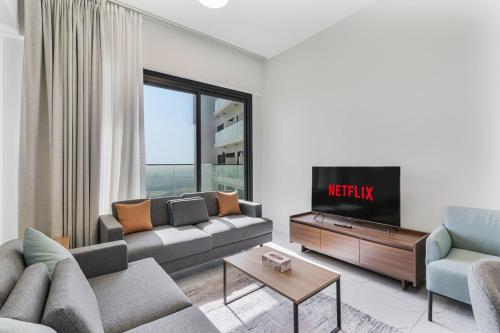 Cozy 1BR Apartment, 20 Min to Jebel Ali Beach