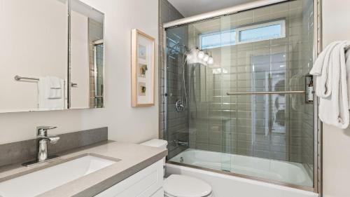 圣克莱门特2 Condos Steps to the Beach Hot Tub Trestles Trailhead Duo by AvantStay的带淋浴、马桶和水槽的浴室