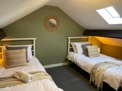due letti in una stanza con pareti verdi di Thornton Homestay Work & Family Friendly a Darlington