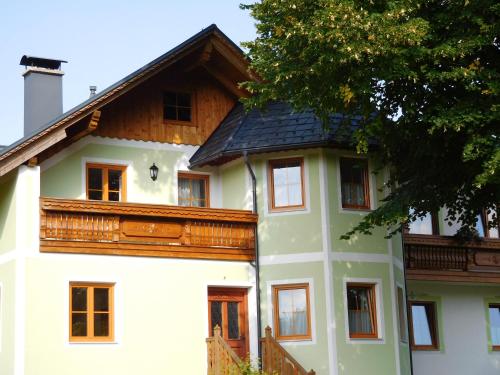 a white house with a wooden roof at Urlaub am Bauernhof Blamauer Köhr in Göstling an der Ybbs