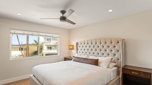 Postel nebo postele na pokoji v ubytování 3 Condos Steps to Beach Rooftop Patio Trestles Trailhead Trio by AvantStay