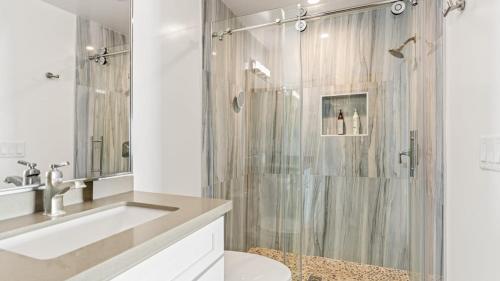 Koupelna v ubytování 3 Condos Steps to Beach Rooftop Patio Trestles Trailhead Trio by AvantStay